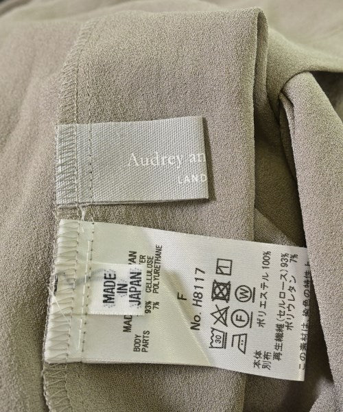 audrey and John Wad เสื้อสตรี