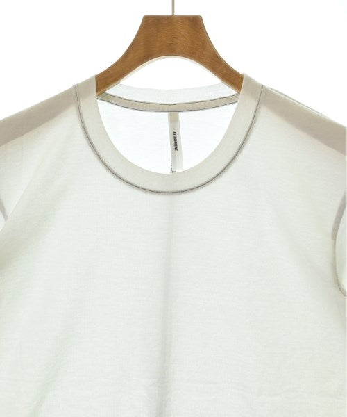 ATTACHMENT เสื้อยืด/เสื้อท็อปส์