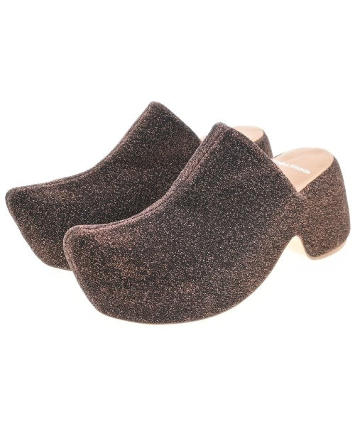 Chika Kisada รองเท้าแตะ