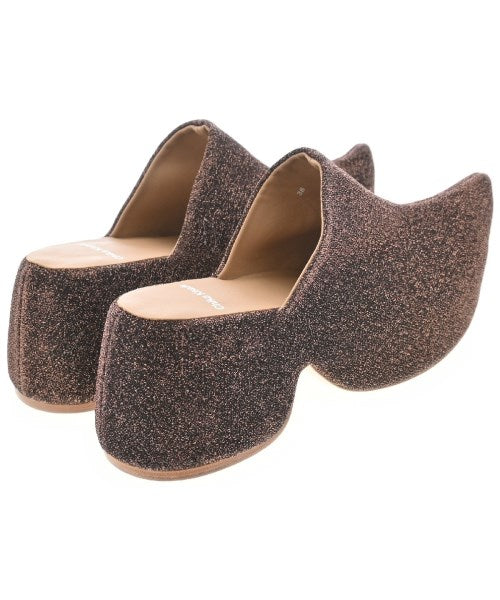 Chika Kisada รองเท้าแตะ