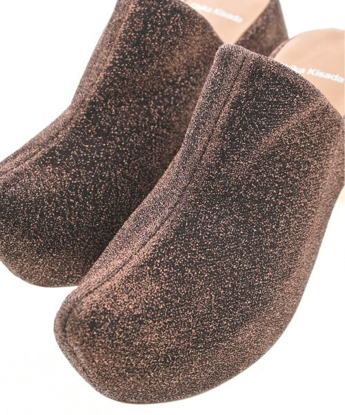 Chika Kisada รองเท้าแตะ