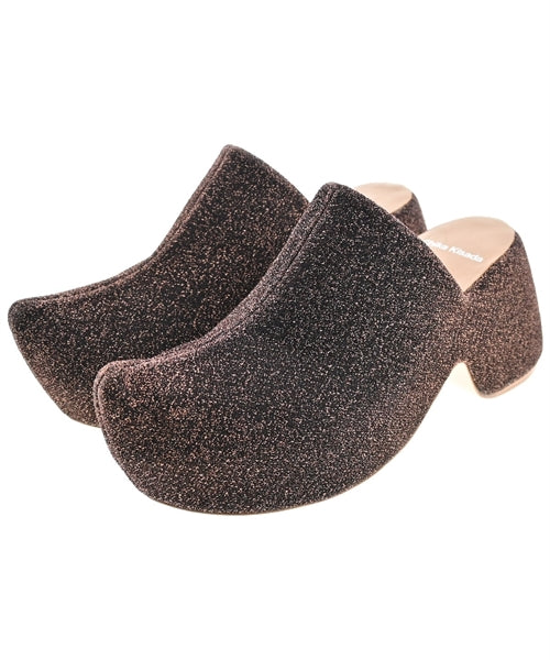 Chika Kisada รองเท้าแตะ