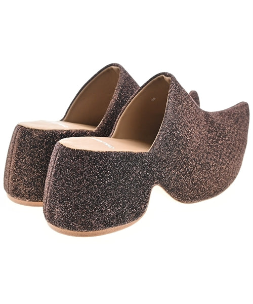 Chika Kisada รองเท้าแตะ