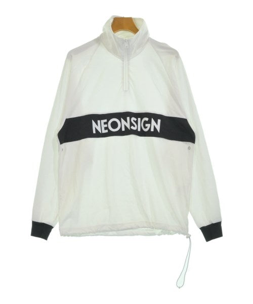 NEON SIGN เสื้อยืด/เสื้อท็อปส์