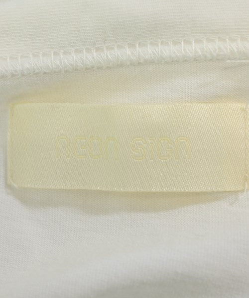 NEON SIGN เสื้อยืด/เสื้อท็อปส์