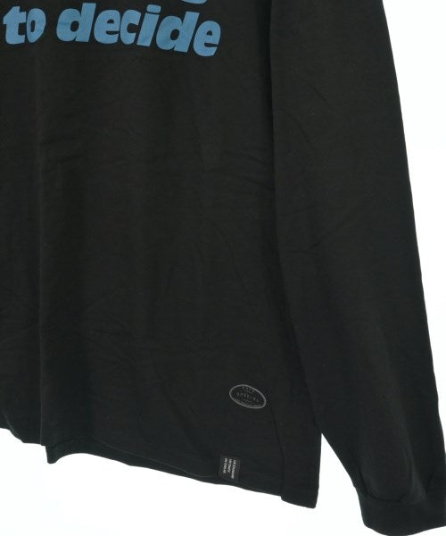 UN3D. เสื้อยืด/เสื้อท็อปส์