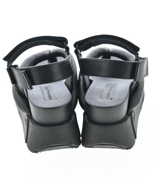 UN3D. รองเท้าแตะ