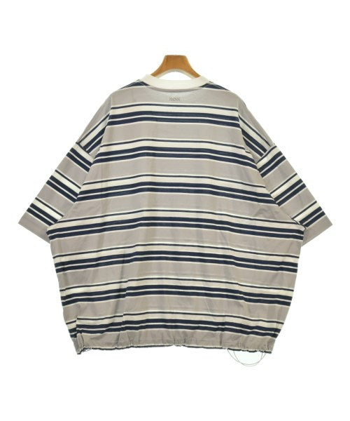 is-ness เสื้อยืด/เสื้อท็อปส์