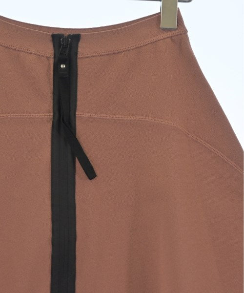 N゚ 21 กระโปรงยาวถึงเข่า