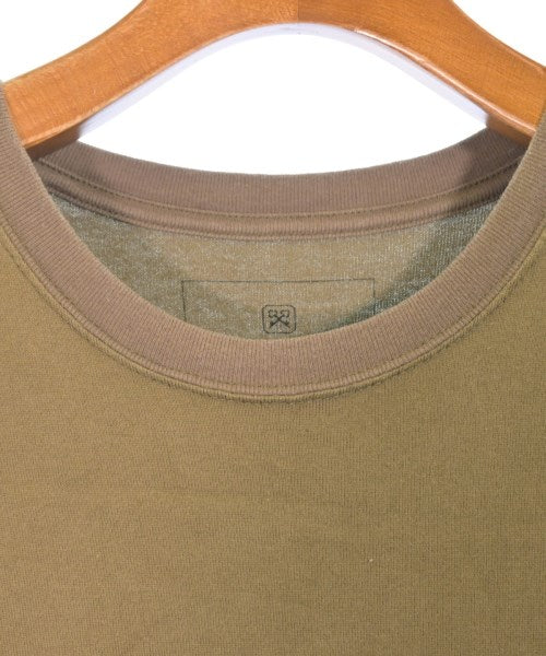 uniform experiment เสื้อยืด/เสื้อท็อปส์