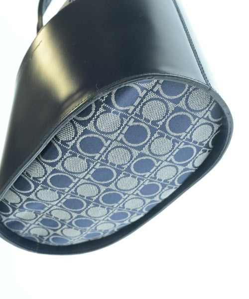 Salvatore Ferragamo กระเป๋าถือขนาดใหญ่