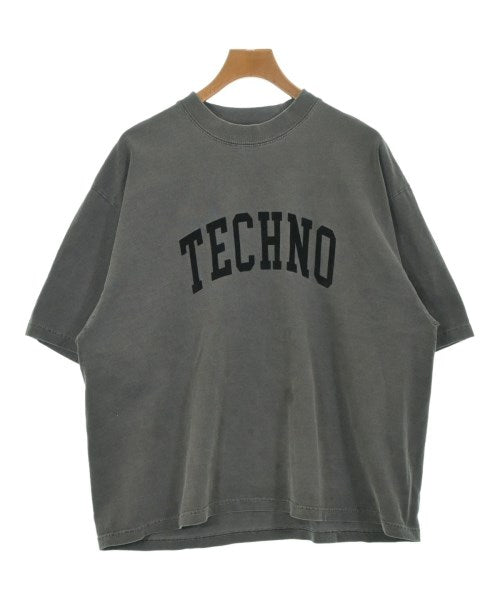 is-ness เสื้อยืด/เสื้อท็อปส์