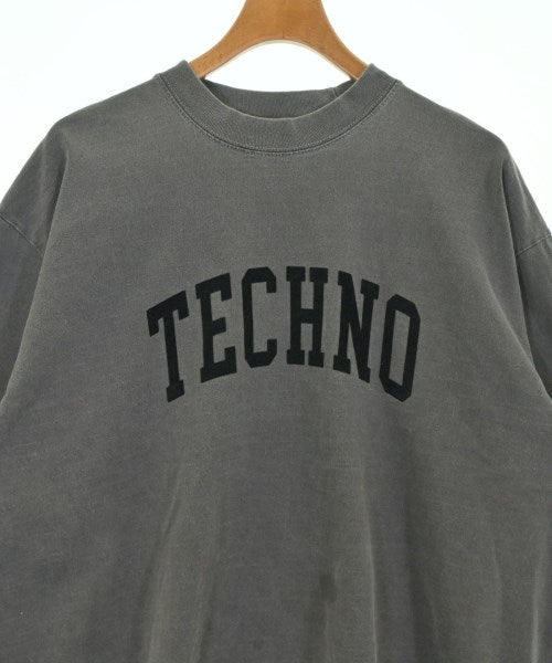 is-ness เสื้อยืด/เสื้อท็อปส์