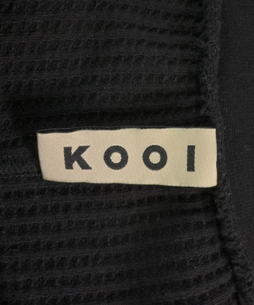 KOOI เสื้อยืด/เสื้อท็อปส์