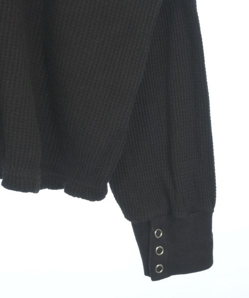 KOOI เสื้อยืด/เสื้อท็อปส์