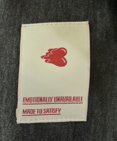 EMOTIONALLY UNAVAILABLE เสื้อยืด/เสื้อท็อปส์