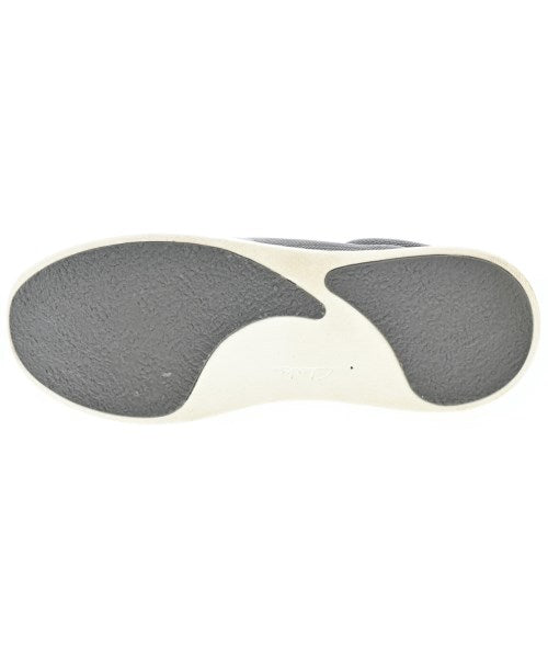 clarks รองเท้าผ้าใบ