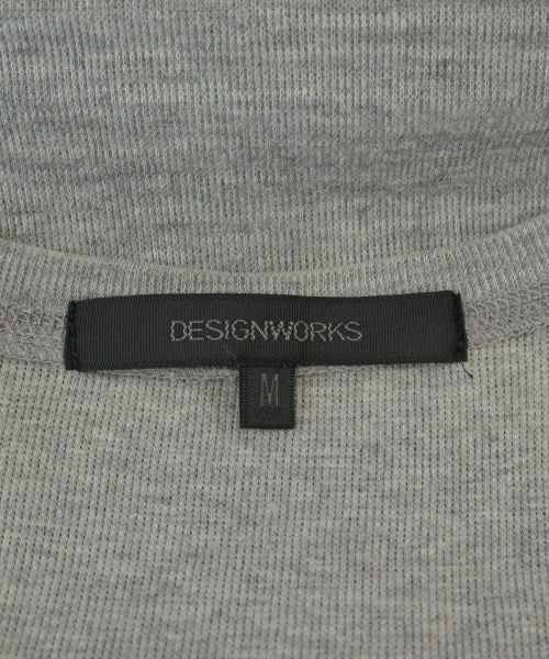 DESIGNWORKS เสื้อยืด/เสื้อท็อปส์