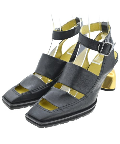 MANA รองเท้าส้นสูง