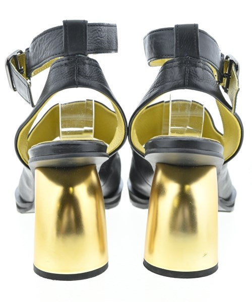 MANA รองเท้าส้นสูง