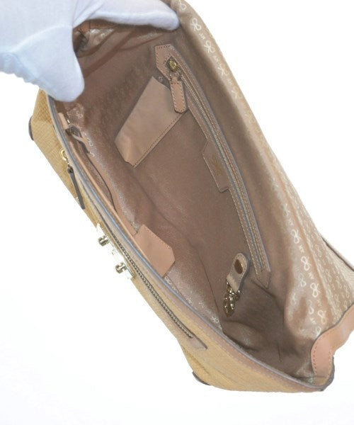 ANYA HINDMARCH คลัตช์