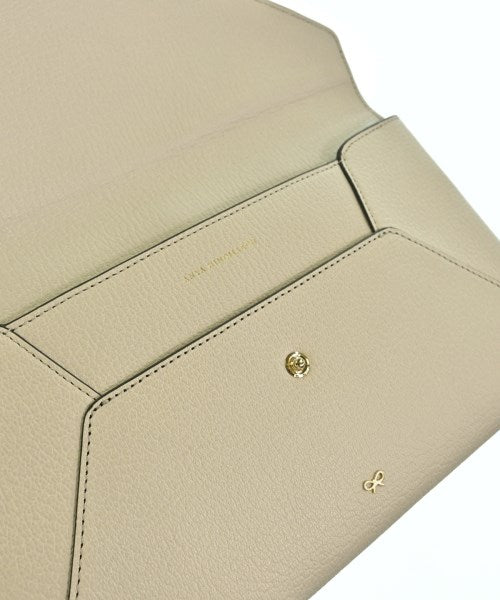 ANYA HINDMARCH คลัตช์