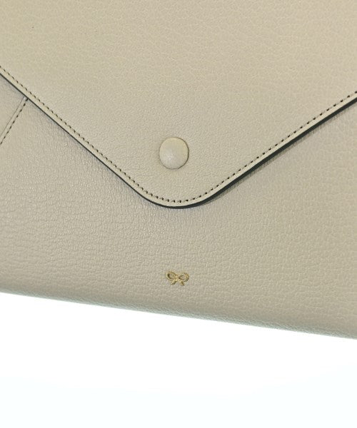 ANYA HINDMARCH คลัตช์
