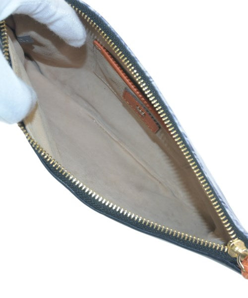 ANYA HINDMARCH คลัตช์