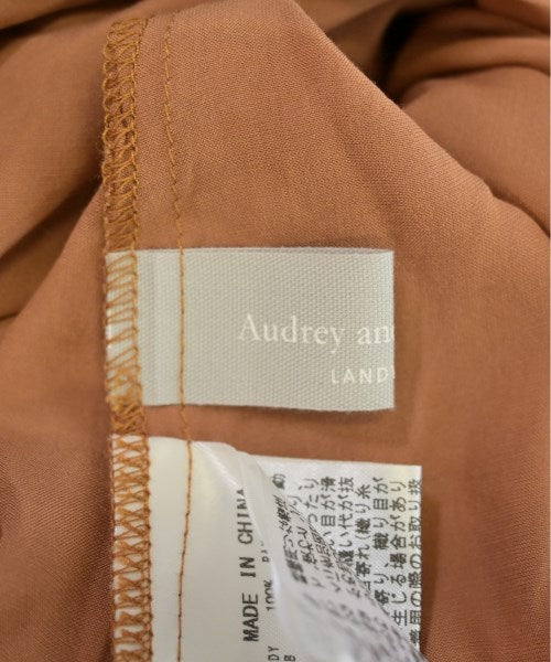 audrey and John Wad เดรสที่เป็นเสื้อเชิ้ตตัวยาว