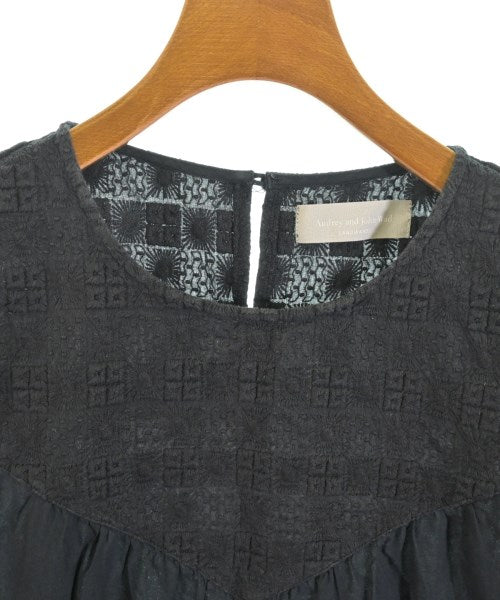 audrey and John Wad เสื้อสตรี