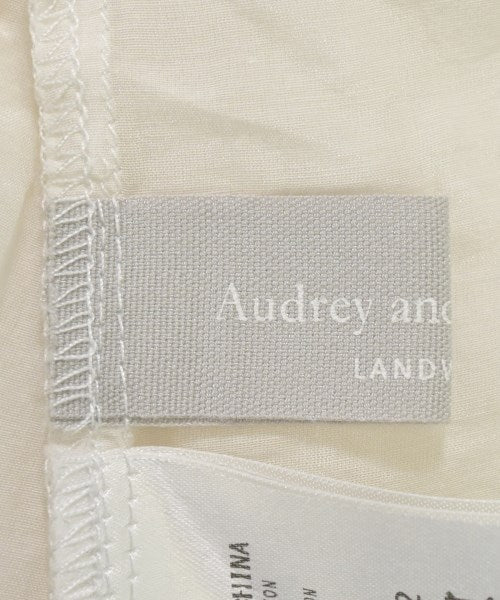 audrey and John Wad เสื้อสตรี