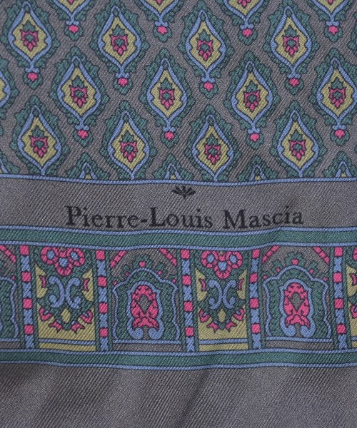 Pierre-Louis Mascia ผ้าคลุมไหล่