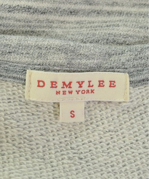 DEMYLEE เสื้อยืด/เสื้อท็อปส์