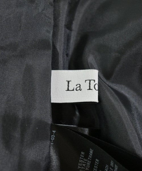 La TOTALITE กระโปรงยาวถึงเข่า