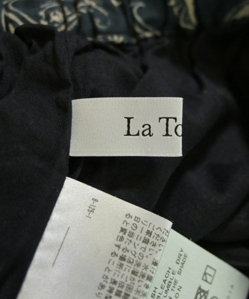 La TOTALITE กระโปรงยาวถึงเข่า
