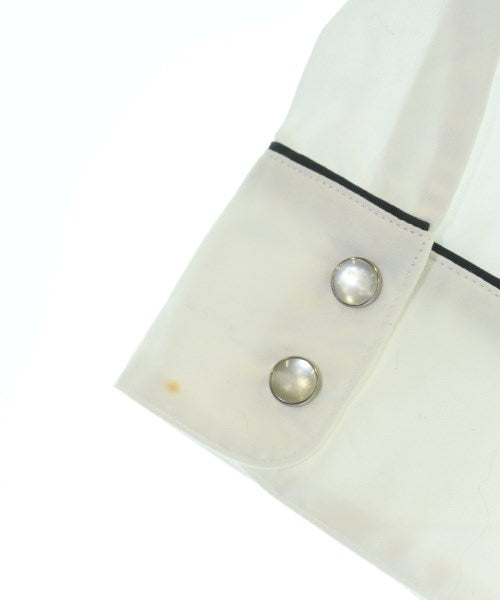 Agnes b. เสื้อลำลอง