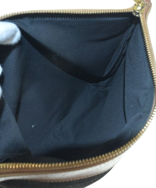 A.P.C. คลัตช์