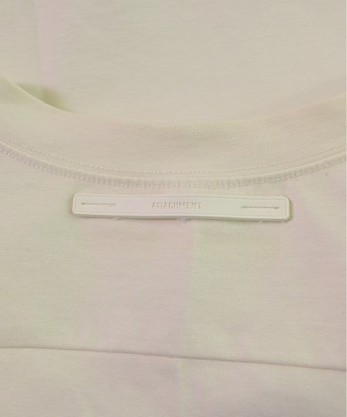 ATTACHMENT เสื้อยืด/เสื้อท็อปส์