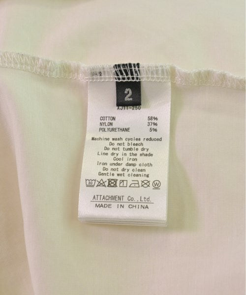 ATTACHMENT เสื้อยืด/เสื้อท็อปส์