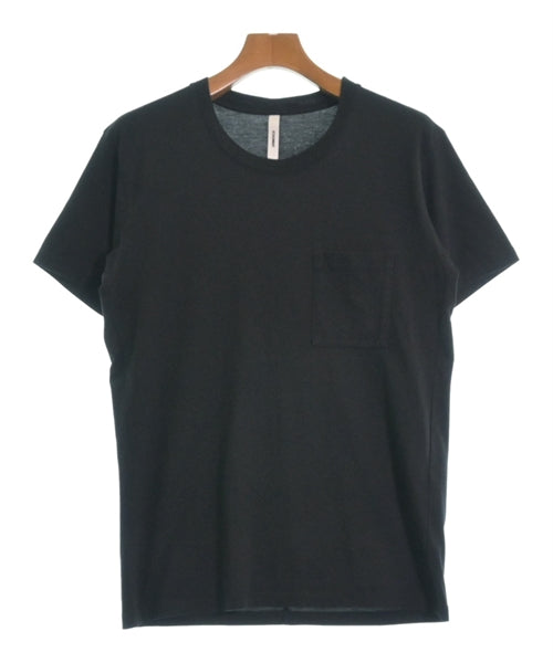 ATTACHMENT เสื้อยืด/เสื้อท็อปส์