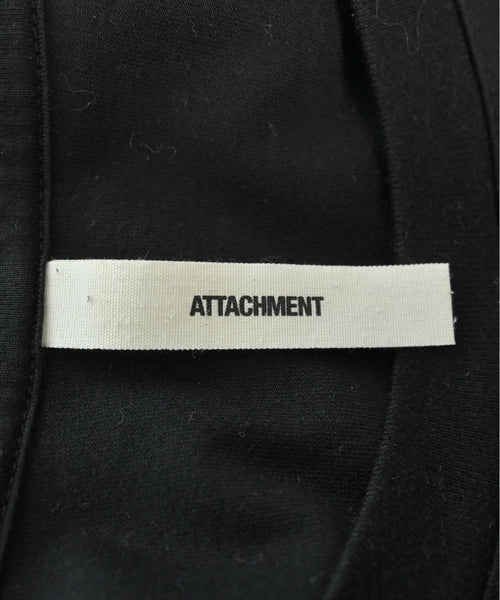 ATTACHMENT เสื้อยืด/เสื้อท็อปส์