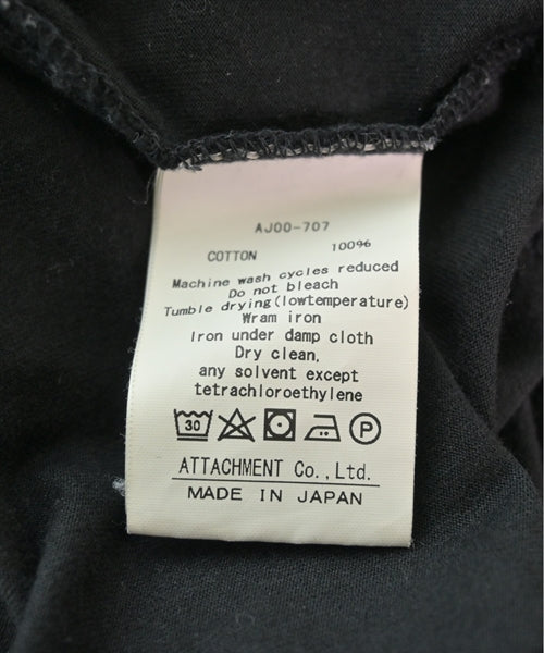 ATTACHMENT เสื้อยืด/เสื้อท็อปส์