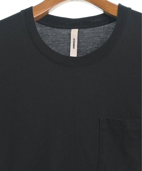 ATTACHMENT เสื้อยืด/เสื้อท็อปส์