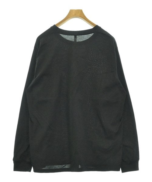 ATTACHMENT เสื้อยืด/เสื้อท็อปส์