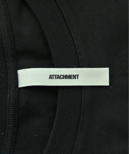 ATTACHMENT เสื้อยืด/เสื้อท็อปส์