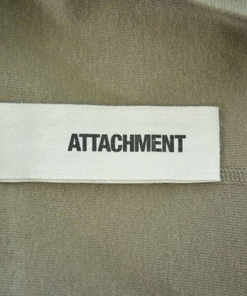 ATTACHMENT เสื้อยืด/เสื้อท็อปส์