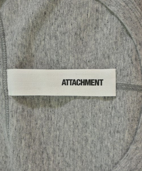 ATTACHMENT เสื้อยืด/เสื้อท็อปส์