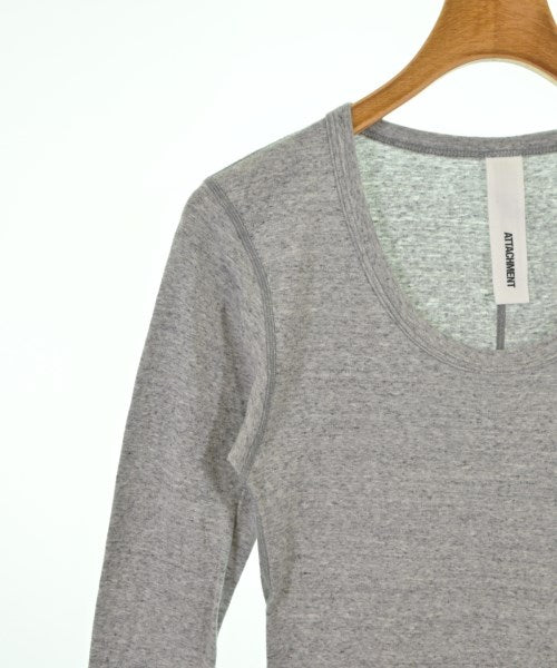 ATTACHMENT เสื้อยืด/เสื้อท็อปส์