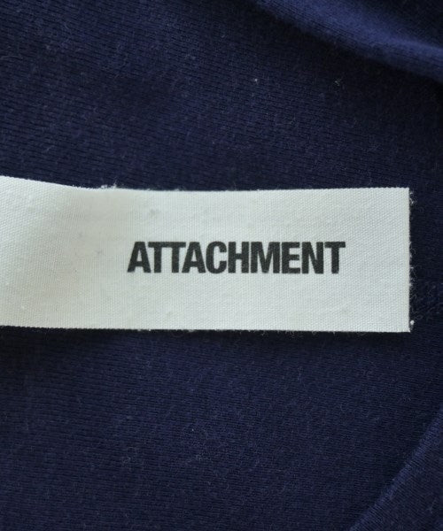 ATTACHMENT เสื้อยืด/เสื้อท็อปส์