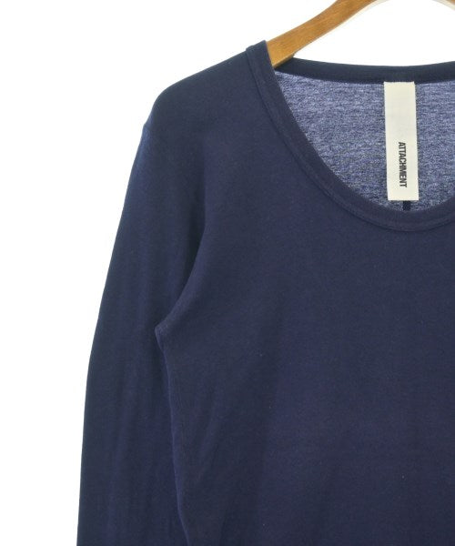 ATTACHMENT เสื้อยืด/เสื้อท็อปส์